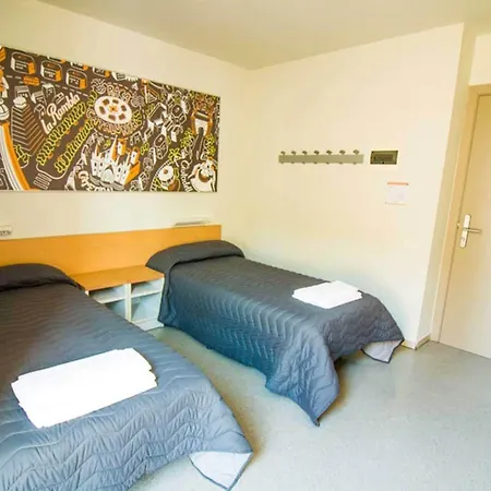 Pere Tarres Youth אכסניה